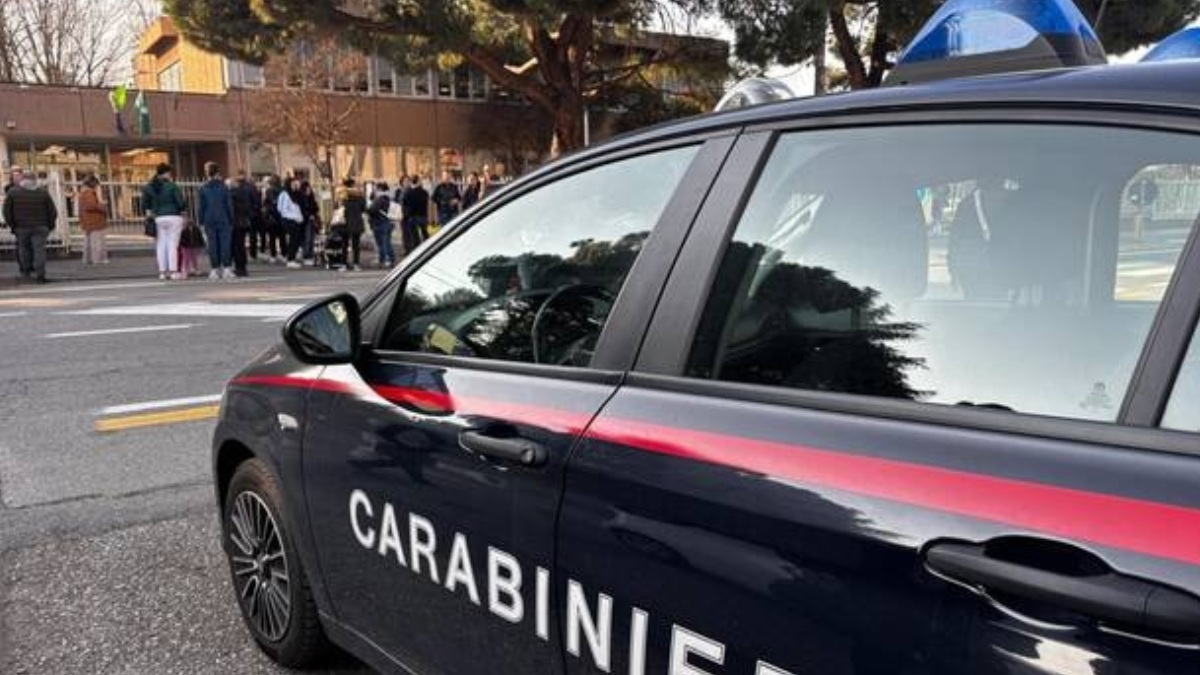 tenta strangolare moglie poi fugge ubriaco