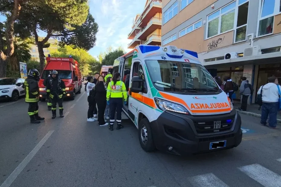 Intervento dei vigili del fuoco e ambulanza davanti alla scuola media Aniello Calcara a Marcianise
