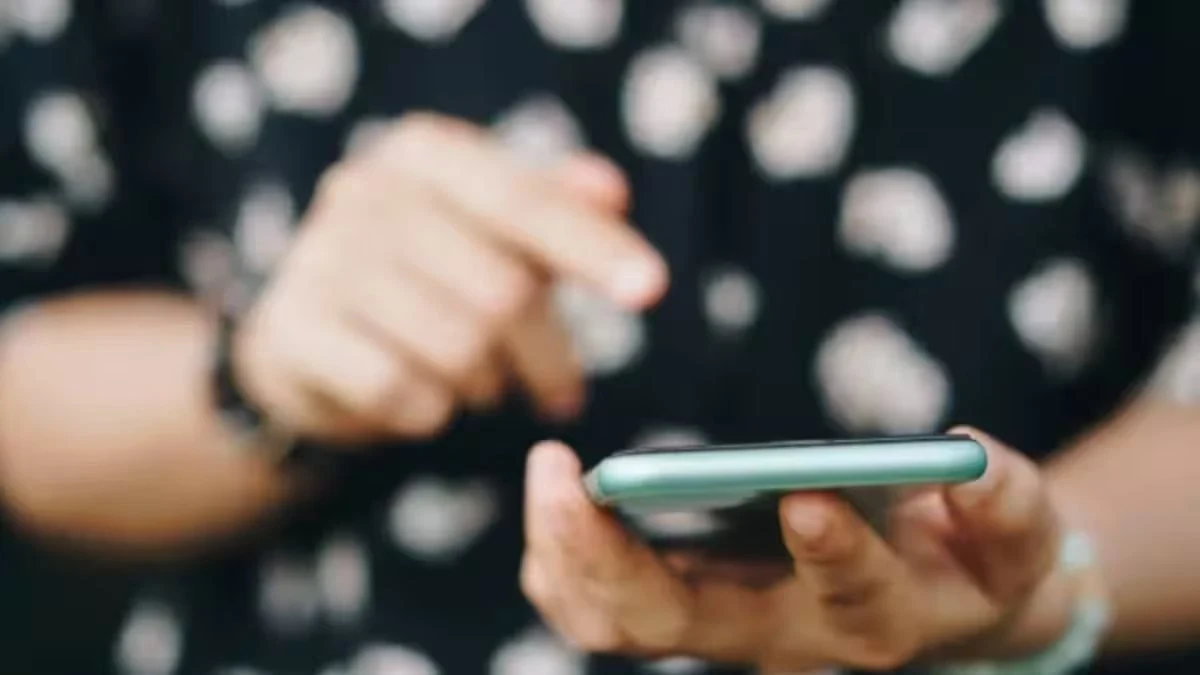 Telefono con messaggio truffa, immagine illustrativa della truffa online a Senigallia