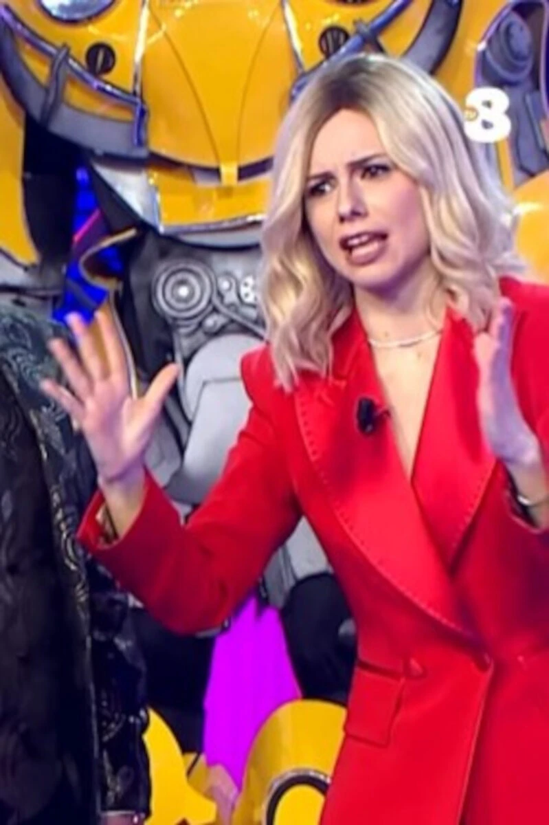 Primo piano di Valentina Barbieri, volto noto del Gialappa Show