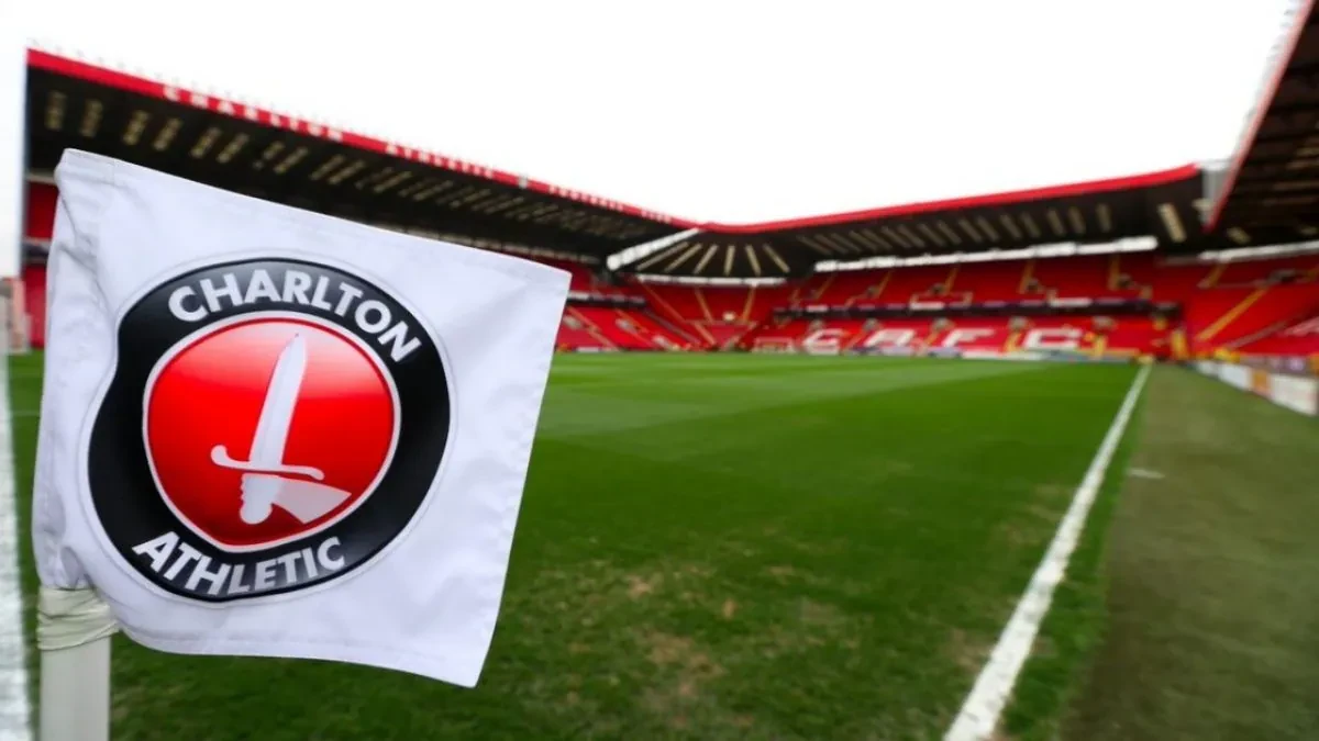 Tifosi e giocatori del Charlton Athletic in tribuna
