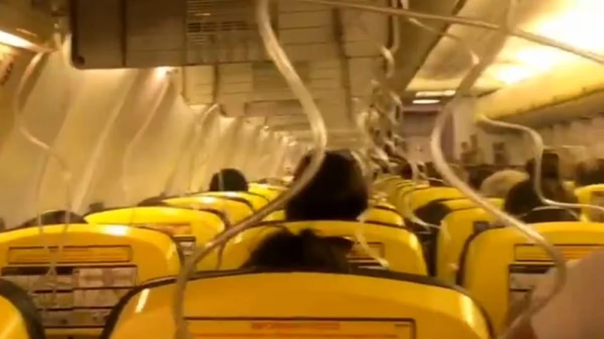 Interno cabina volo Ryanair durante turbolenza improvvisa