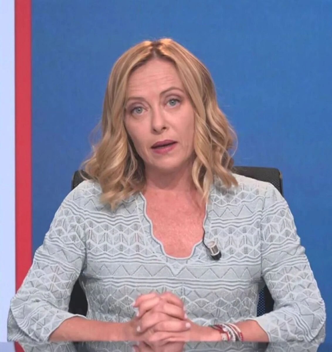 Primo piano di Giorgia Meloni durante un discorso pubblico