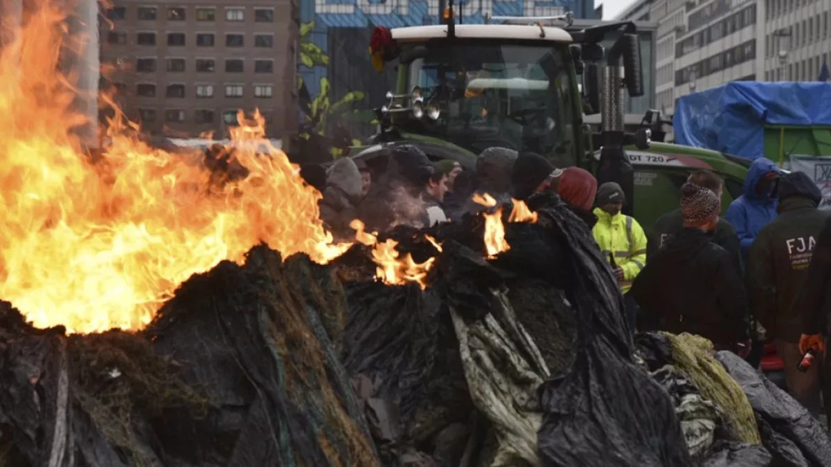 Protesta agricoltori a Bruxelles con trattori e manifestanti in strada