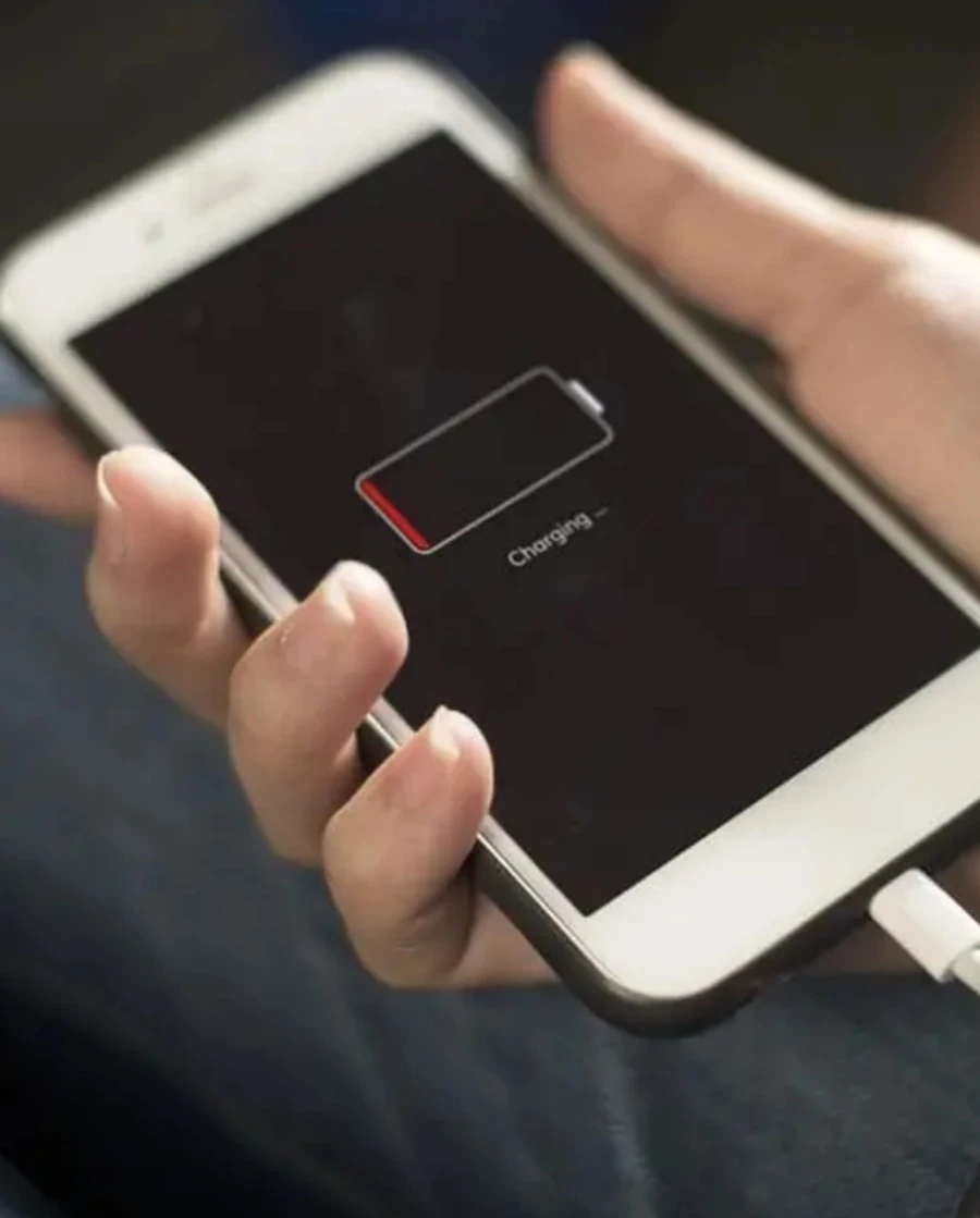 Telefono cellulare in carica che ha causato incendio