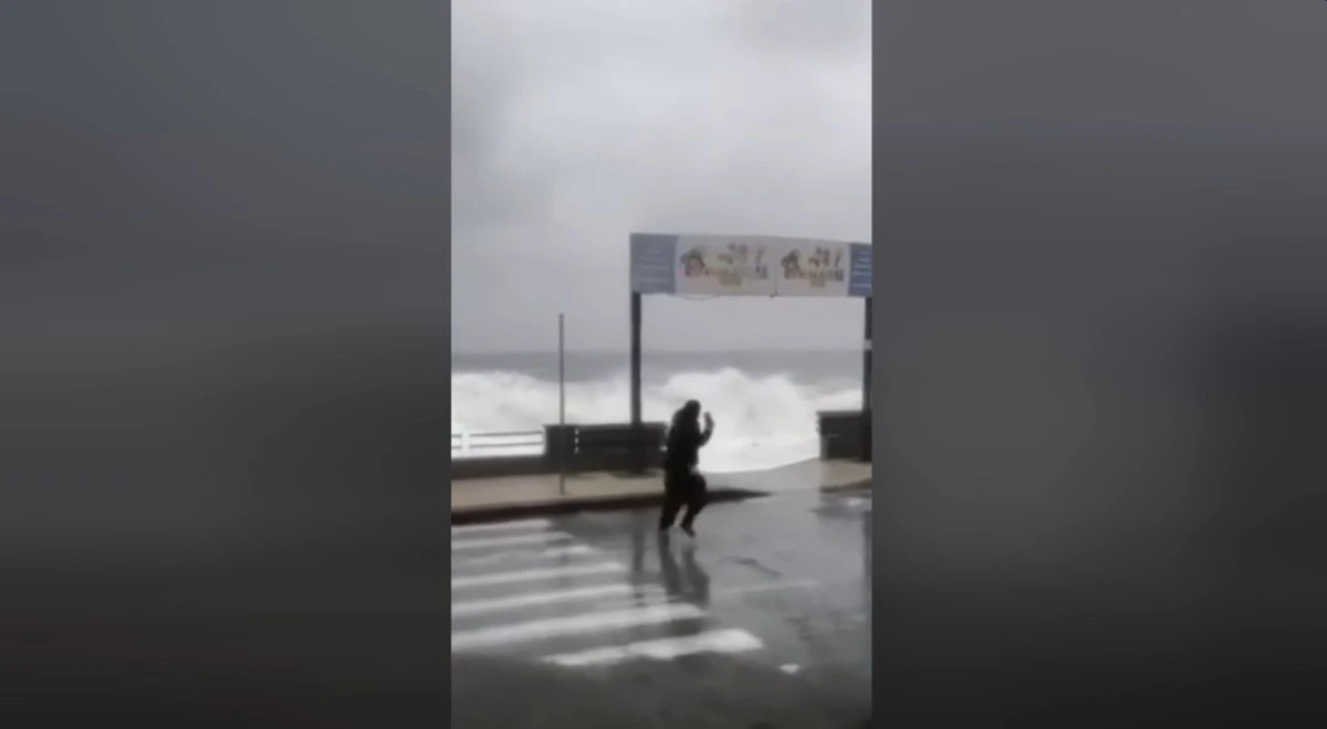 Mare in tempesta durante il ciclone Harry con onde alte che colpiscono il lungomare