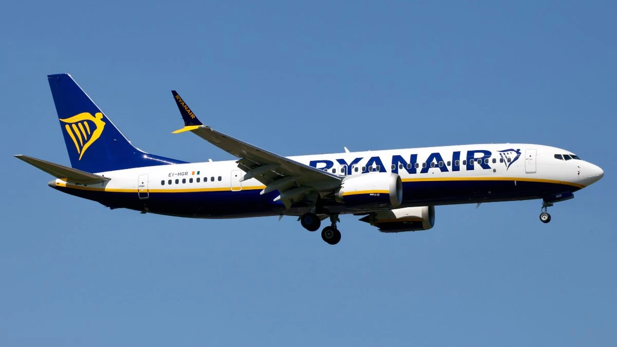 Interno di un aereo con passeggeri seduti