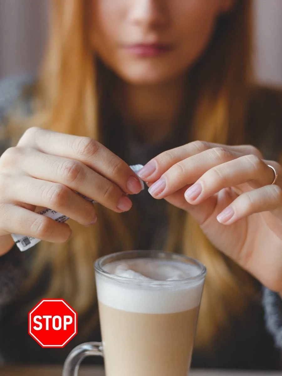 Bustine di zucchero e piccole confezioni di latte per caffè