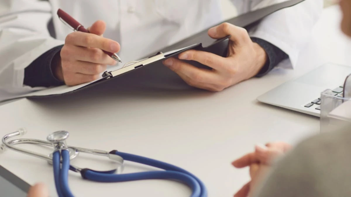 Medico di famiglia con paziente