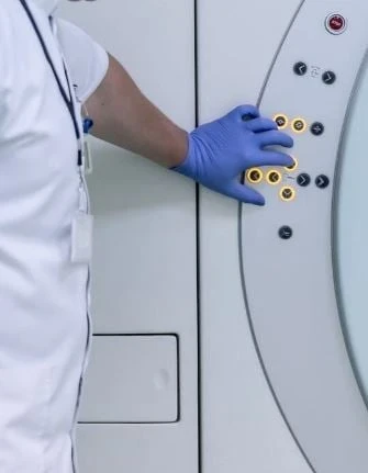 Medico che compila ricetta medica