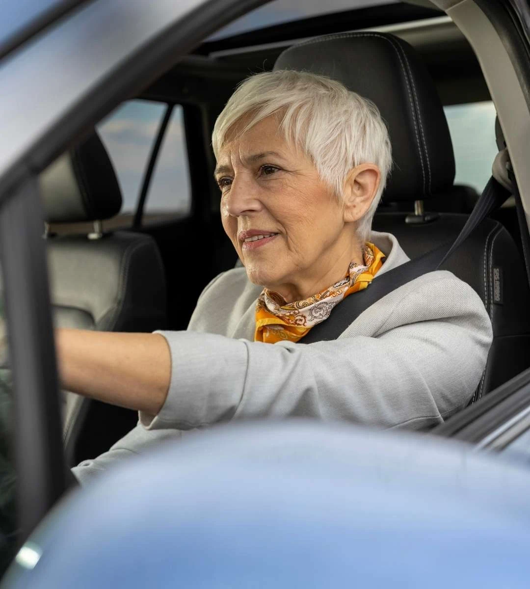 Guidatrice anziana al volante