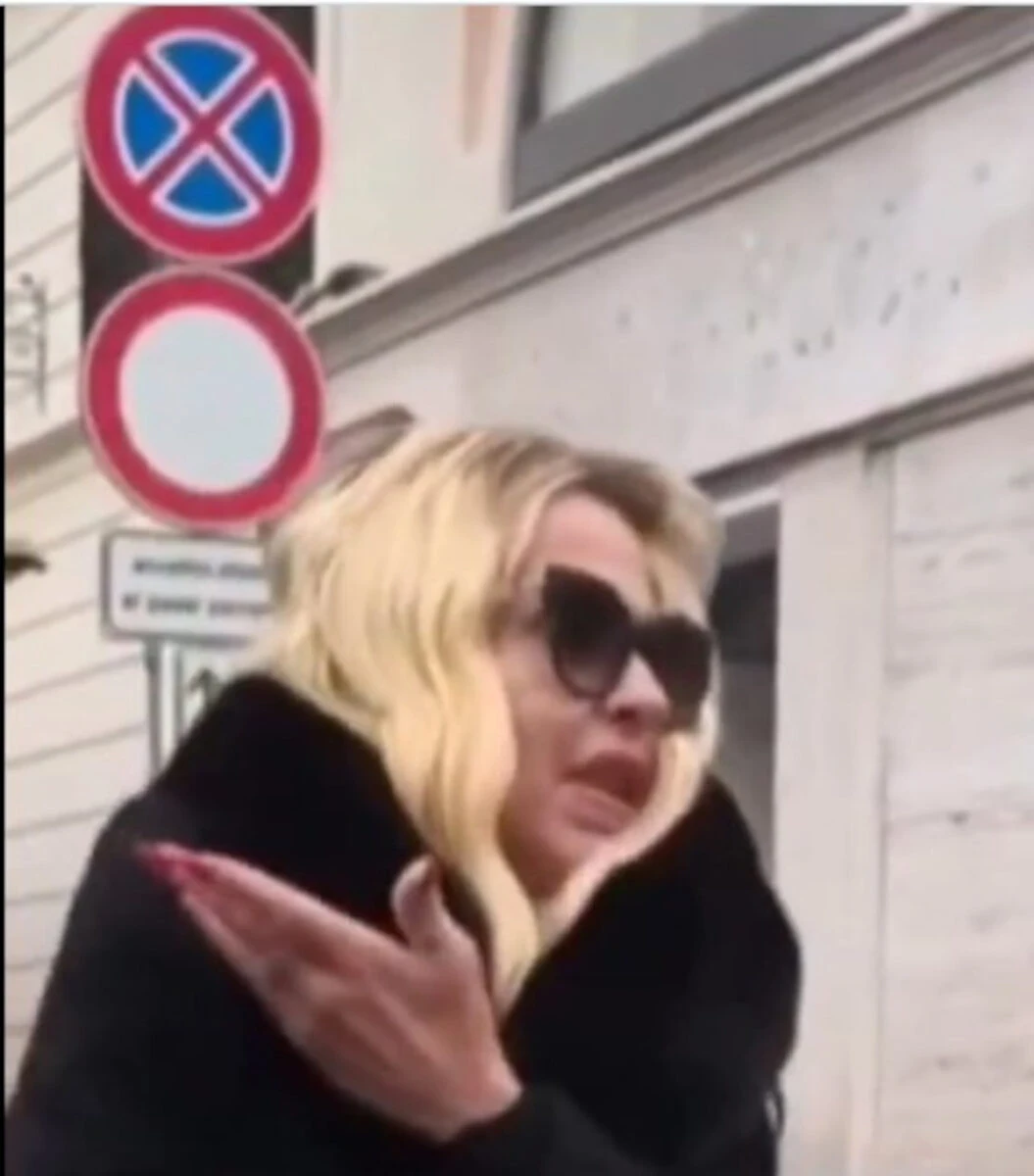 Valeria Marini in abbigliamento scuro durante l’omaggio a Valentino