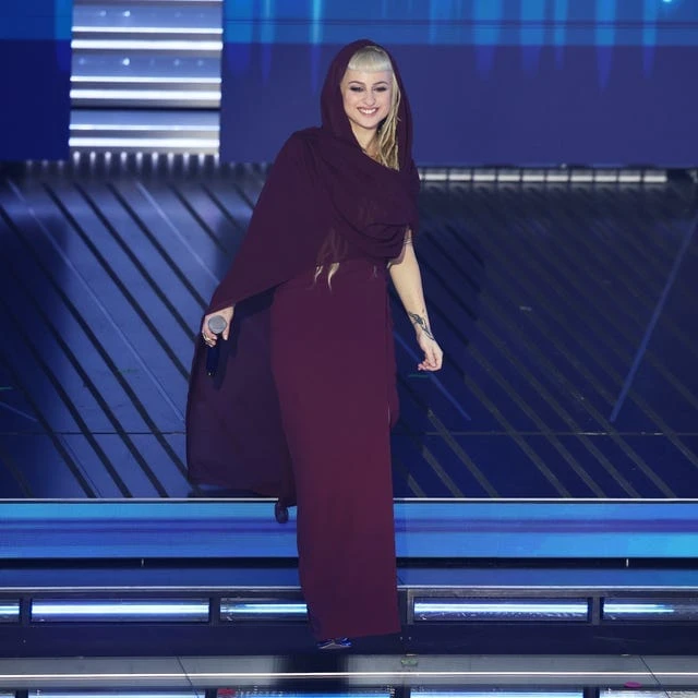 Camilla Ardenzi durante l'omaggio a Ornella Vanoni sul palco di Sanremo 2026