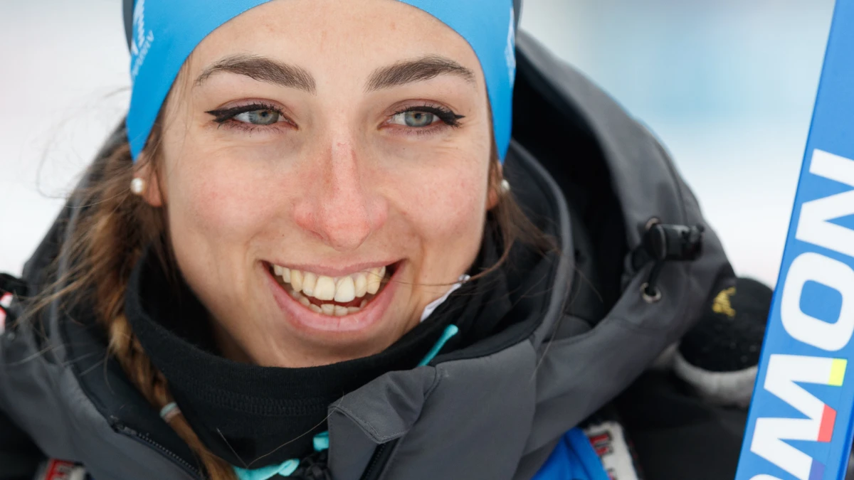 Lisa Vittozzi celebra la vittoria nel biathlon femminile a Milano Cortina 2026