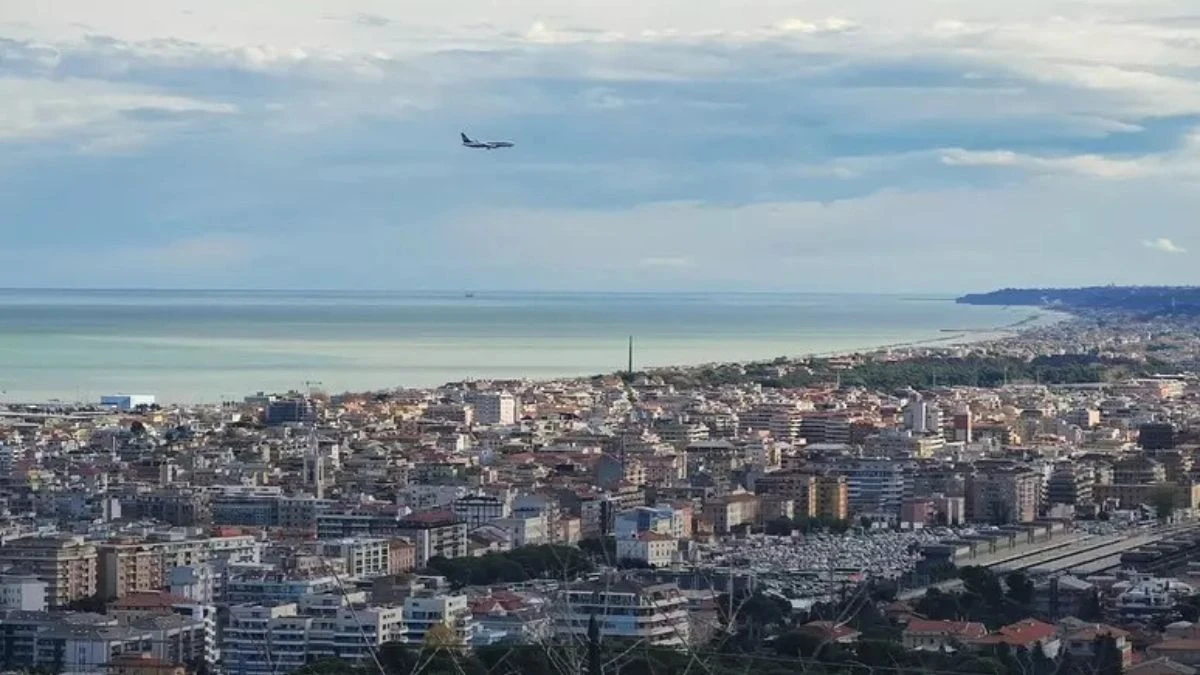 Aereo Ryanair in volo sopra paesaggio italiano