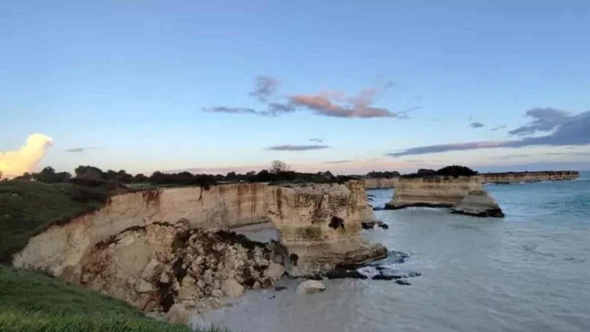 Frammenti dell’arco dell’amore sommersi dal mare agitato