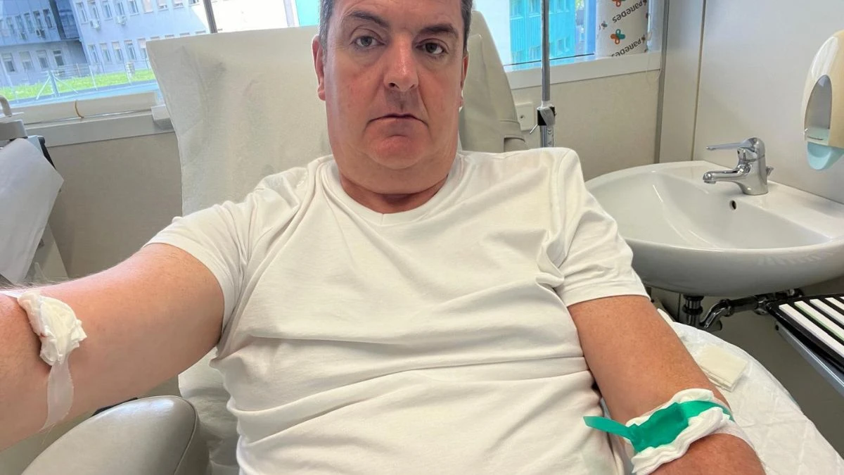 Primo piano di una caviglia gonfia e violacea