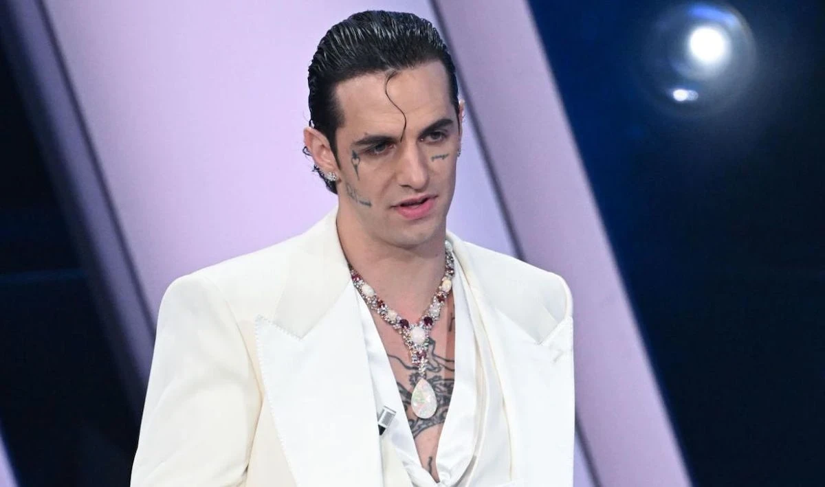 Achille Lauro sul palco dell’Ariston durante Sanremo 2026