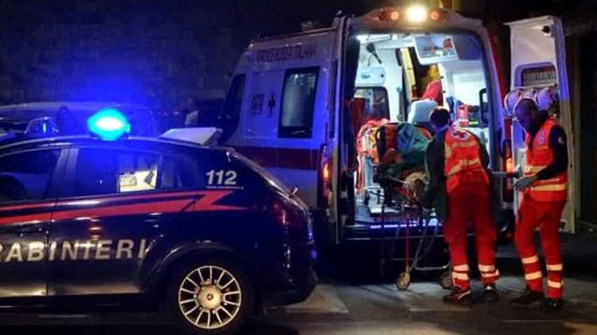 Carabinieri e ambulanza sul luogo dell'incidente