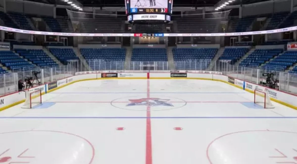 Interno pista di pattinaggio su ghiaccio a Pawtucket