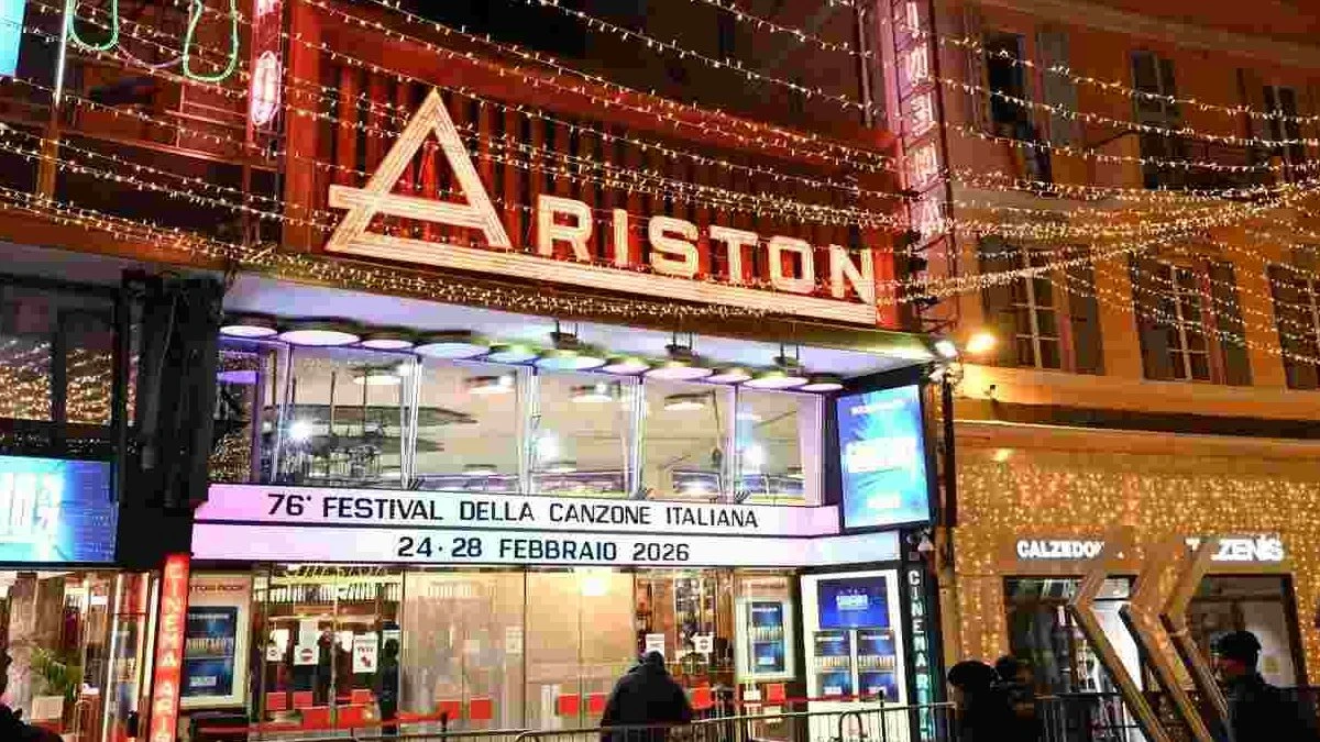 Tommaso Paradiso con mano fasciata sul green carpet di Sanremo 2026