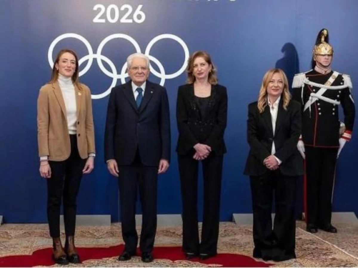 Dettaglio dell’inquadratura di Mattarella con persone sedute accanto durante l’evento