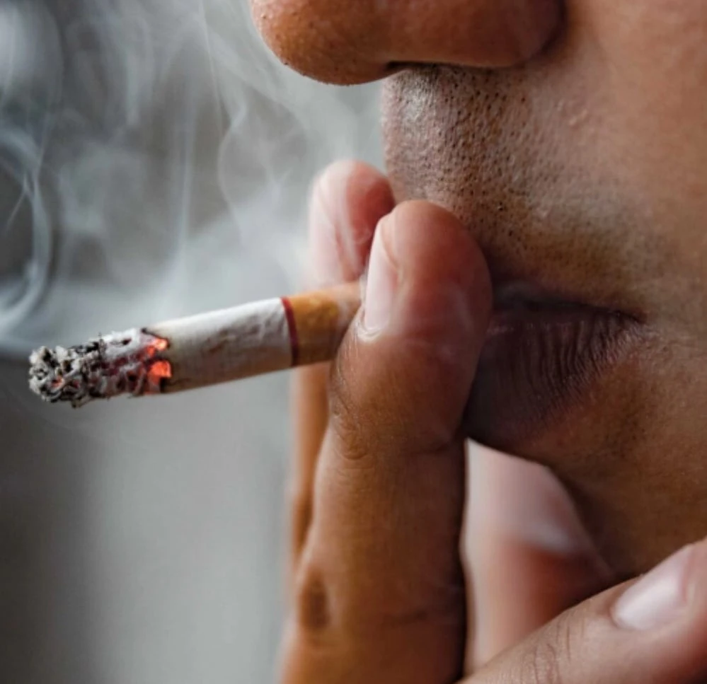 Pacchetti di sigarette su un tavolo