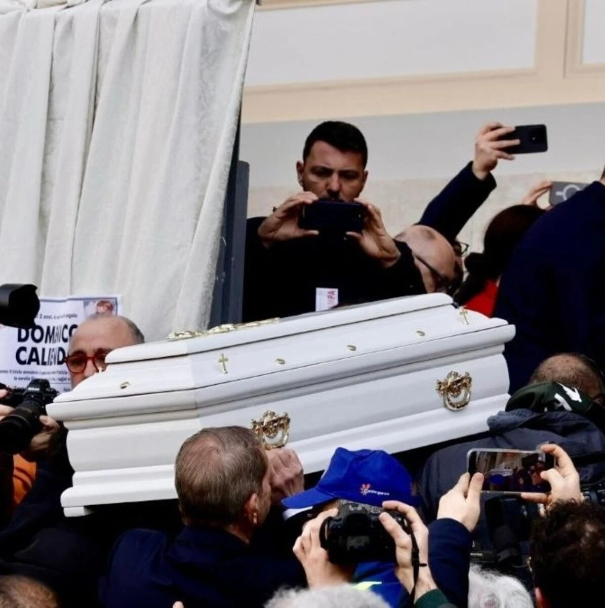 Bara di Domenico Caliendo esposta all'ospedale Monaldi