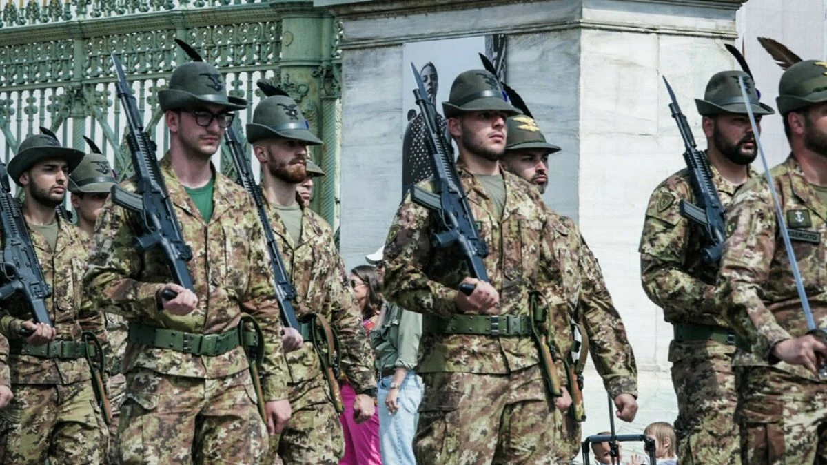 Leva militare in Italia, immagine di giovani in divisa militare