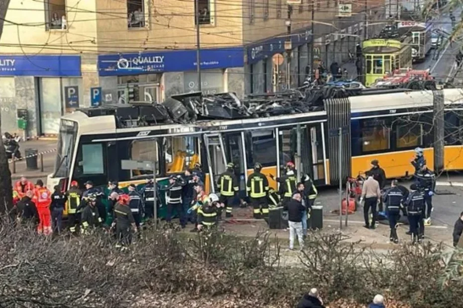 tram deragliato conducente 15 minuti prima