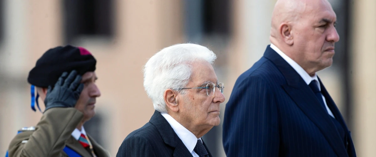 Sergio Mattarella e il ministro della Difesa Crosetto durante la riunione