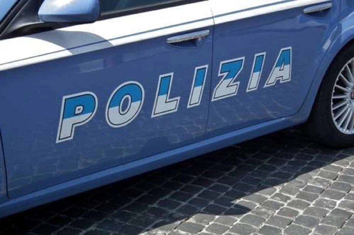 Agenti della polizia impegnati in operazioni antidroga