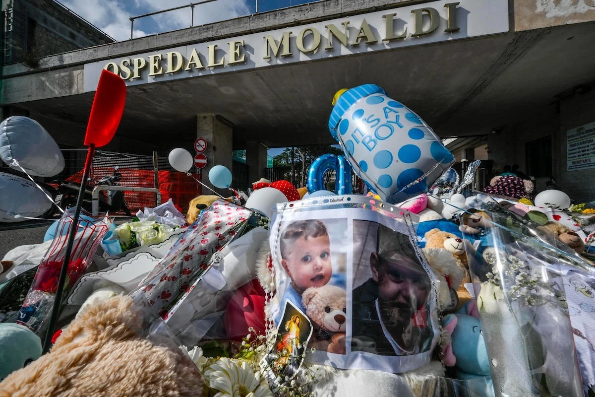 Donna sottrae peluche dalla memoria di Domenico Caliendo fuori dall'ospedale Monaldi