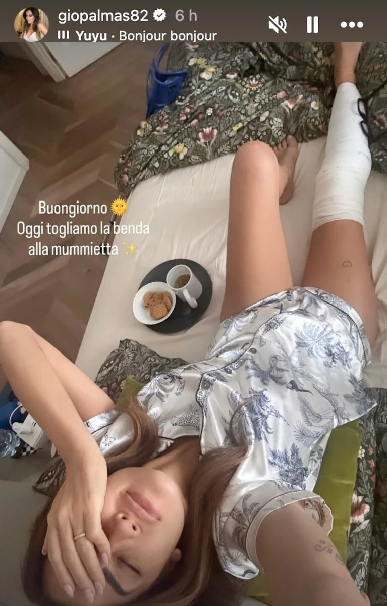 Giorgia Palmas sorridente dopo l'operazione