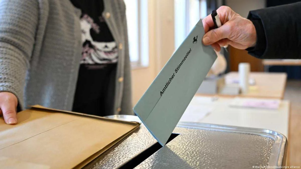 Urne elettorali in Baden-Württemberg con schede e simboli politici