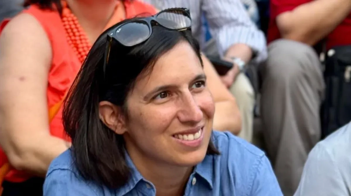 Elly Schlein ritratta durante un evento pubblico