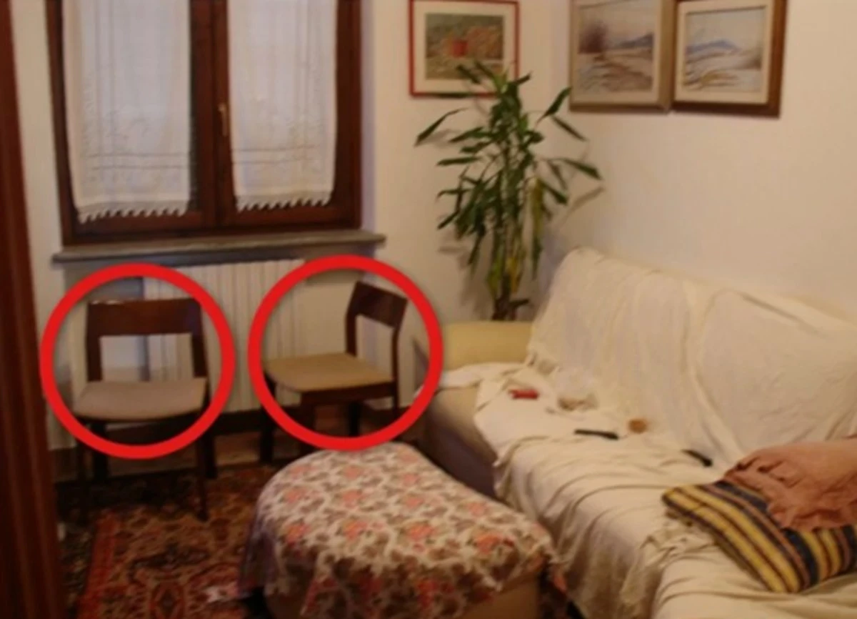 Salotto della casa di Garlasco con sedie spostate