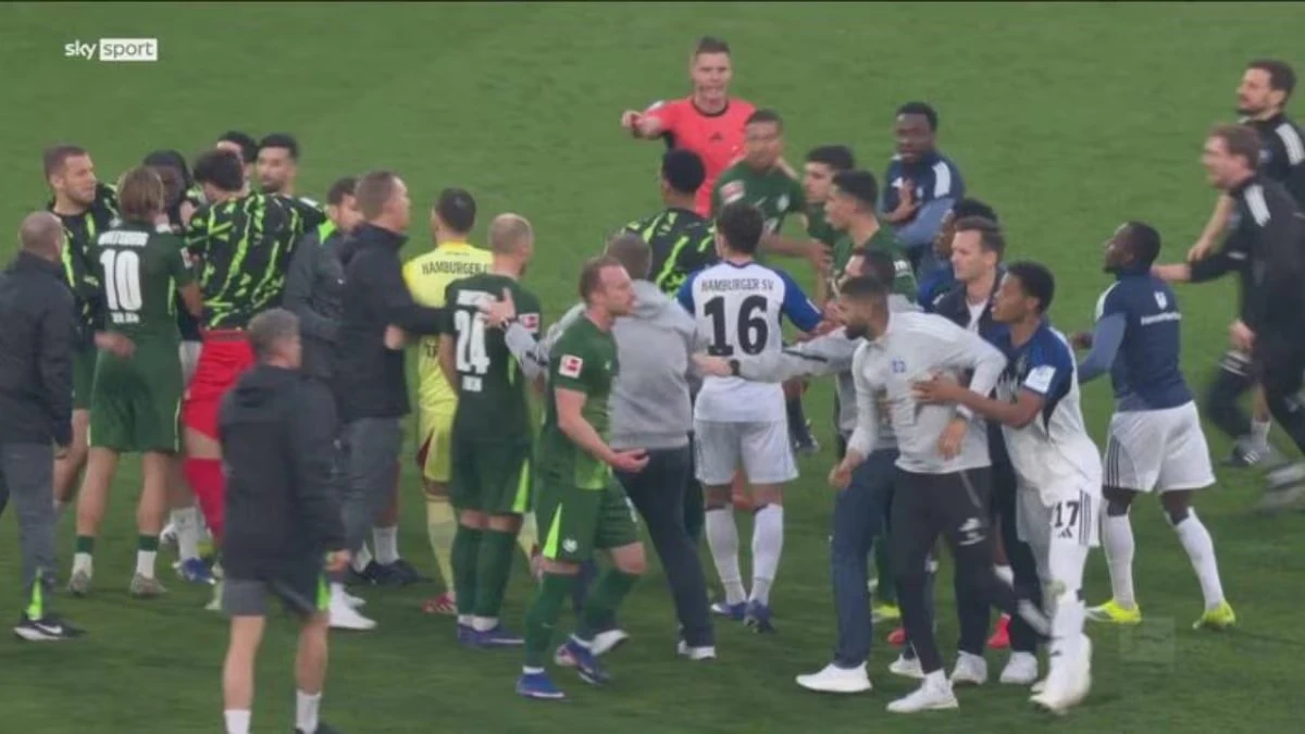 Rissa tra giocatori durante la partita Wolfsburg-Amburgo