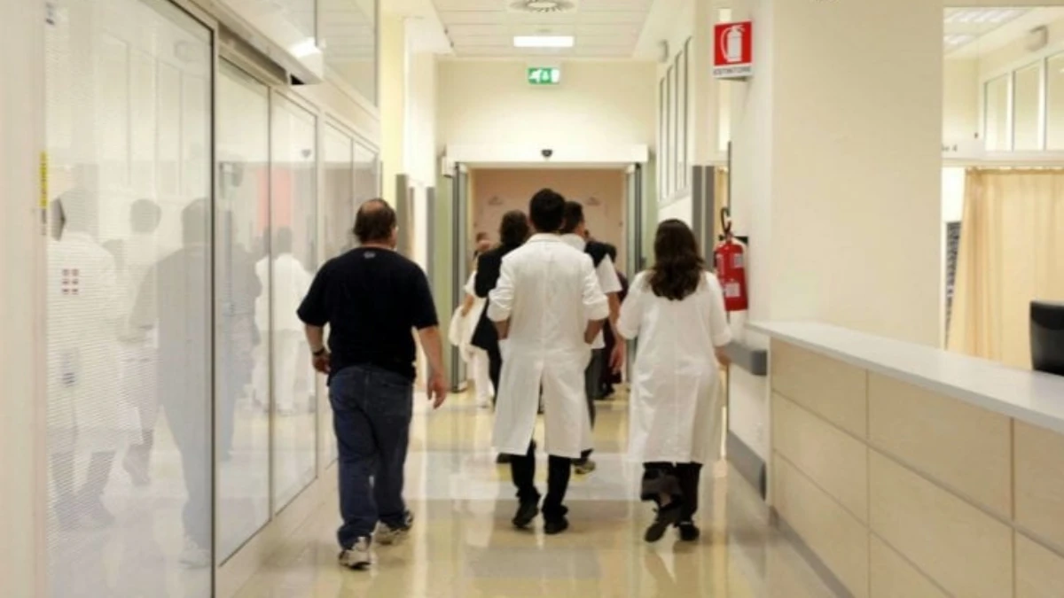 Reparto ospedaliero con pazienti e operatori sanitari