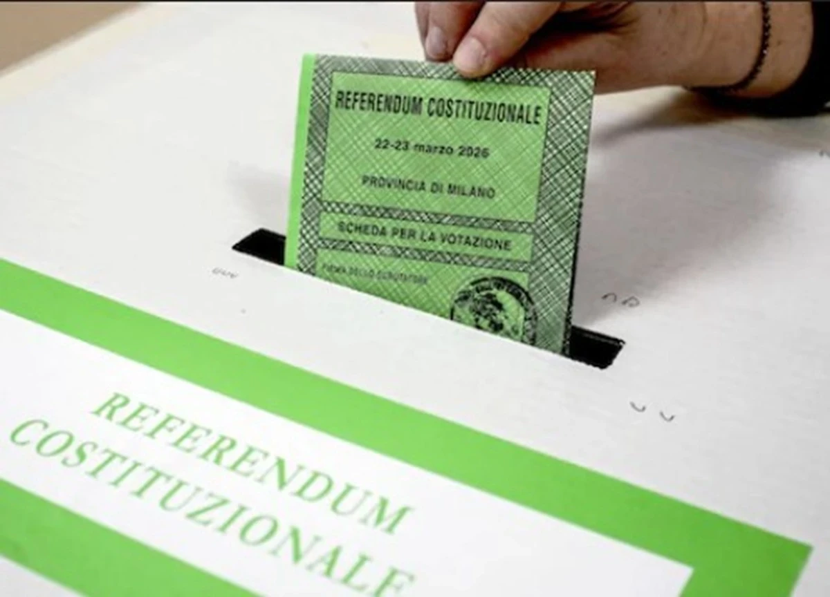 Sezione elettorale con urne e presidenti di seggio