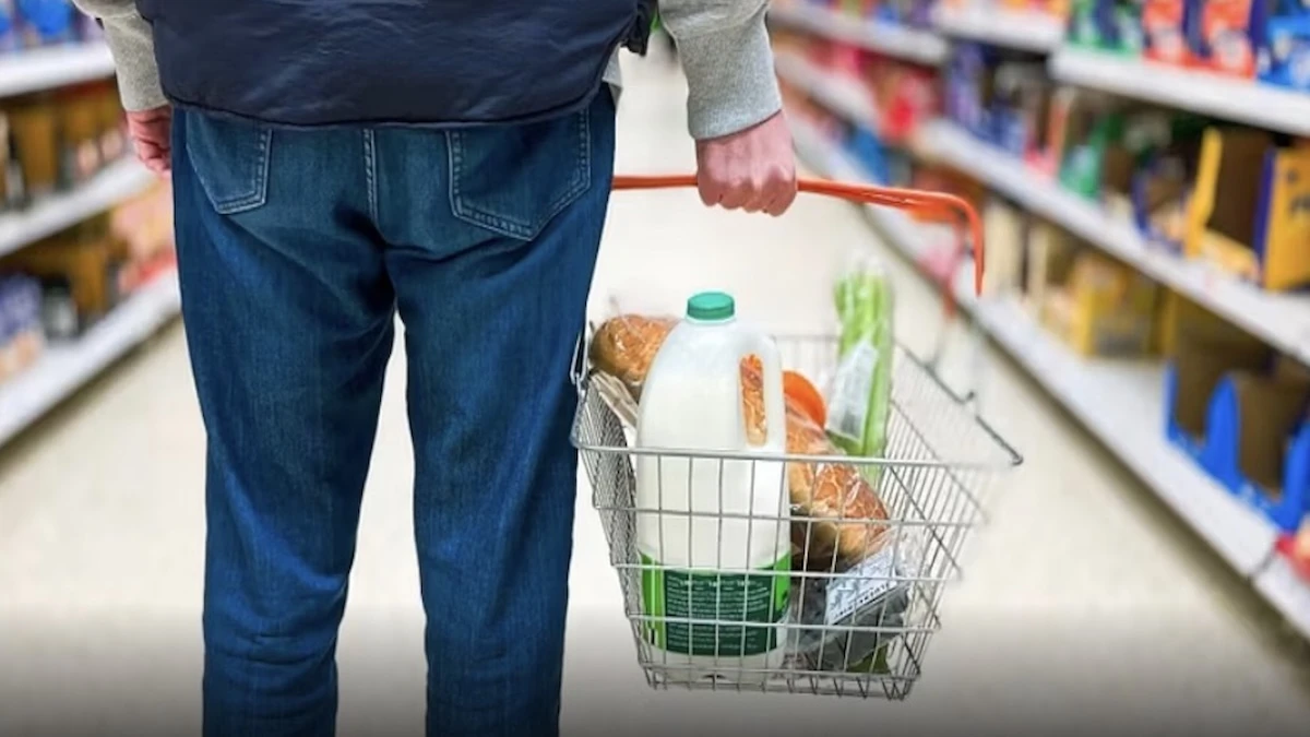 Carrello della spesa con frutta e verdura