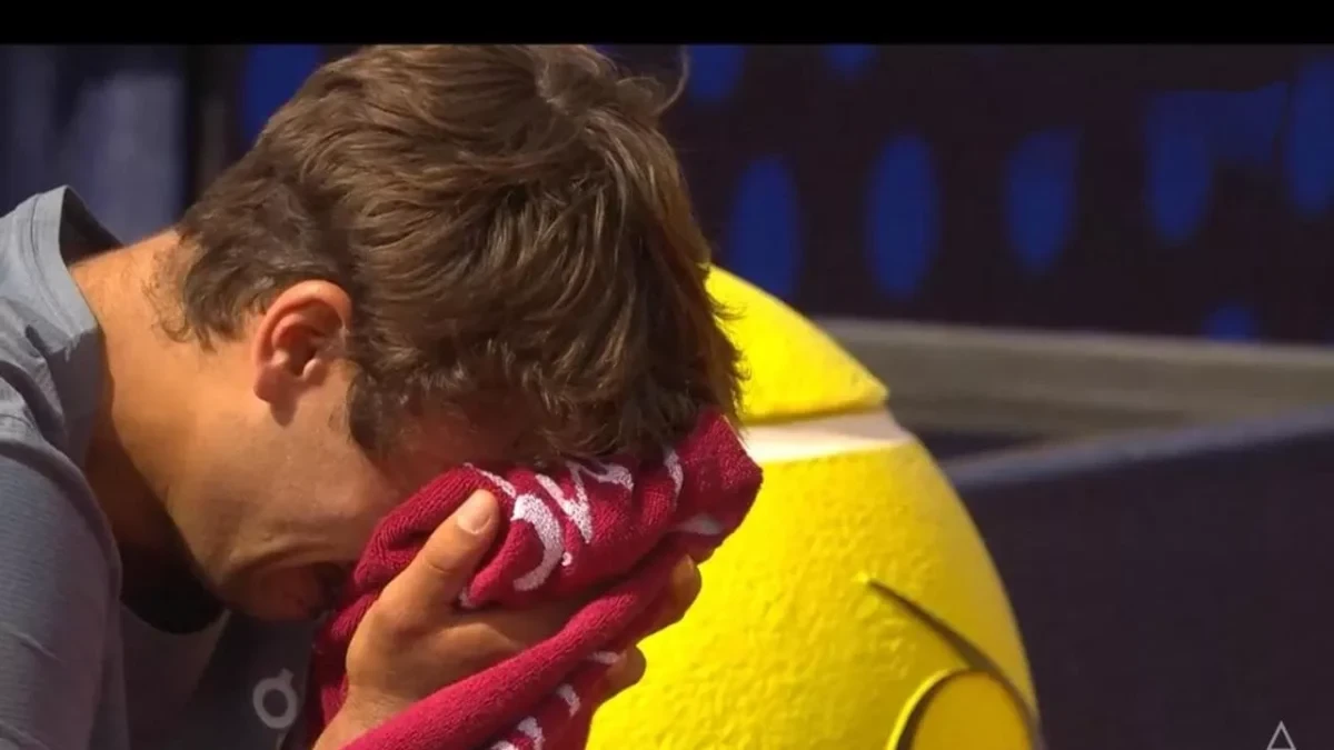 Flavio Cobolli in azione durante la partita contro Alexander Zverev
