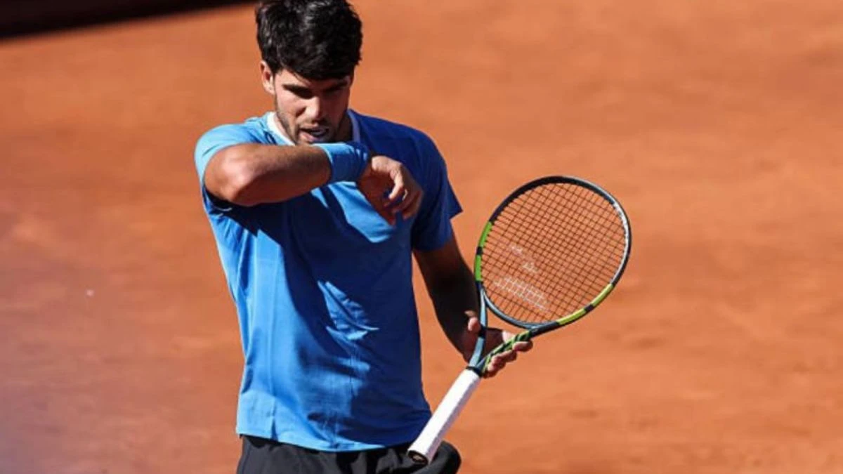 Carlos Alcaraz mostra il polso destro infortunato