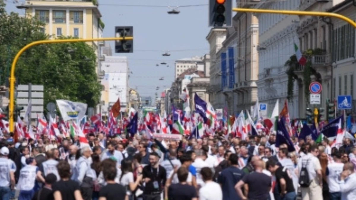 Manifestanti e forze dell'ordine a Milano