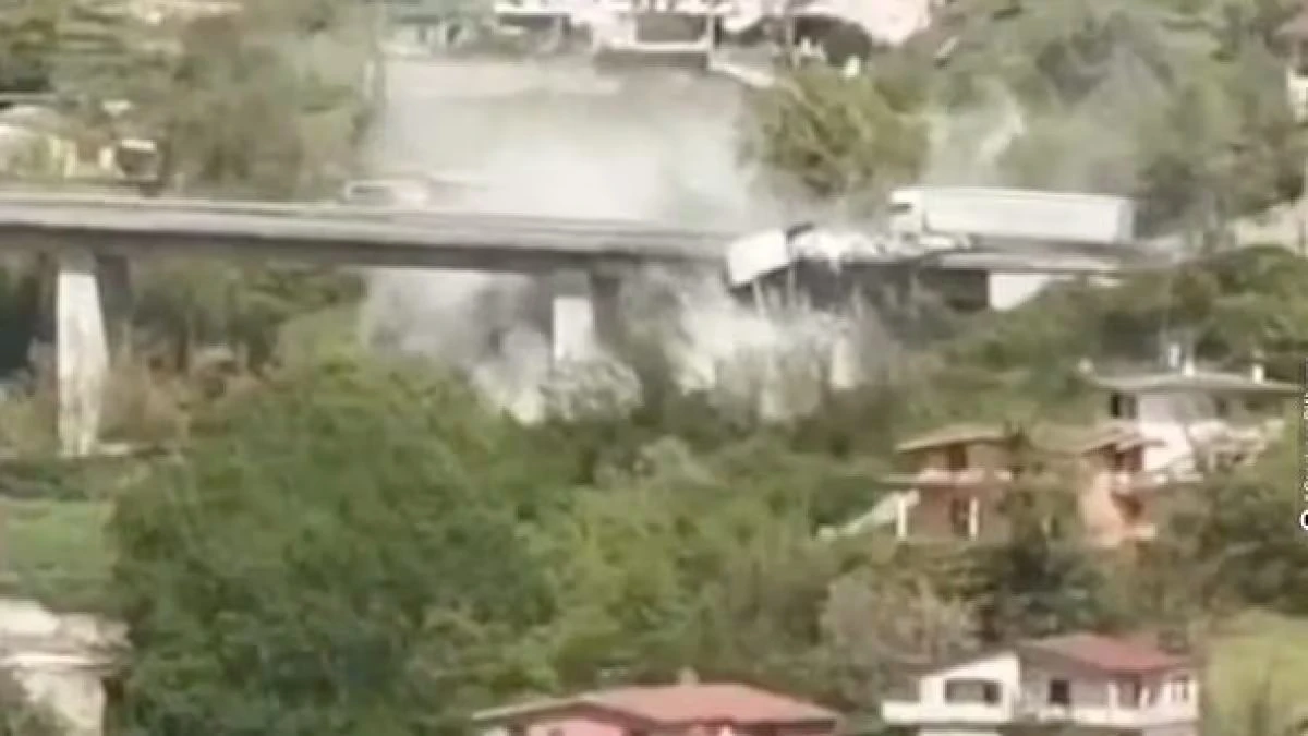 Danni al guardrail e al ponte dopo l'incidente del tir