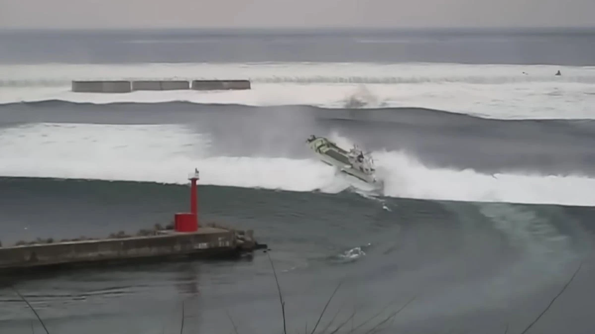 Onda di tsunami che si avvicina alla costa giapponese