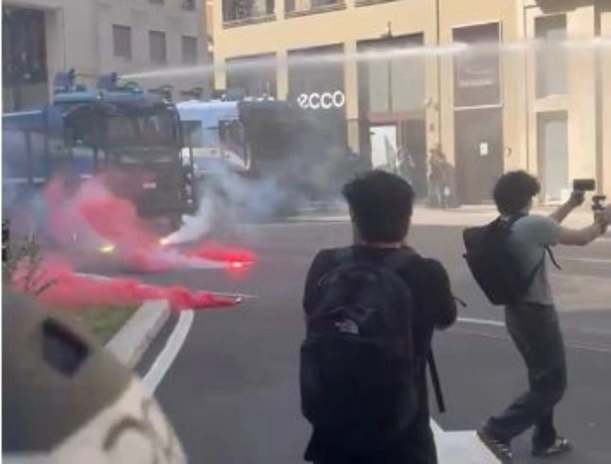 Manifestanti con striscione antifascista a Milano