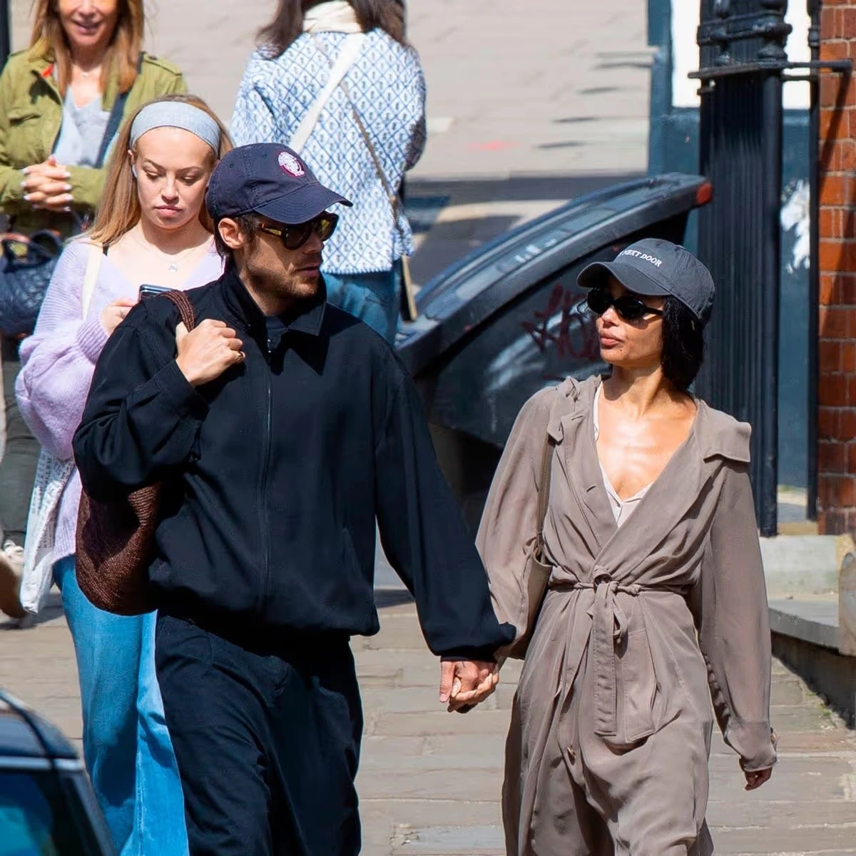 Dettaglio anello di fidanzamento in mano sinistra di attrice