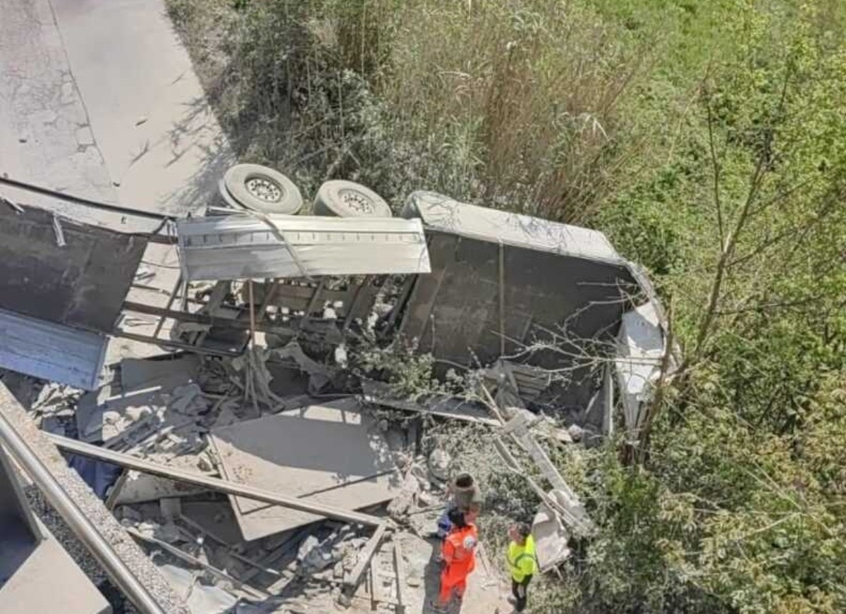 Tir precipita da un ponte in Abruzzo, incidente stradale grave