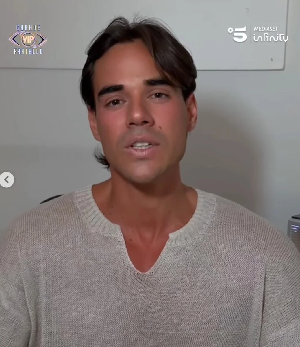 Nicolò Brigante durante la sua uscita dal Grande Fratello Vip